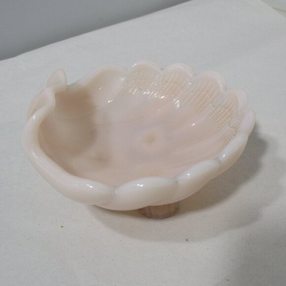 Adorable Vintage Pearl Pink Cambridge Glass Sea Shell Footed Soap Trinket Dish - Picture 8 of 9